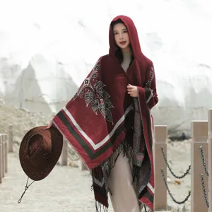 Eleganter Kapuzenponcho im Ethno-Stil mit Blumenmuster für Outdoor-Reisen.