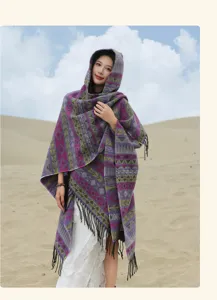 Λεπτομερής άποψη ενός έθνικ ριγέ πόντσο με κουκούλα και κρόσσια σε φόντο ερήμου