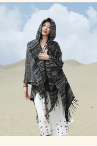 Boho έθνικ σάλι με κουκούλα, γεωμετρικές ρίγες και κρόσσια σε περιβάλλον ερήμου