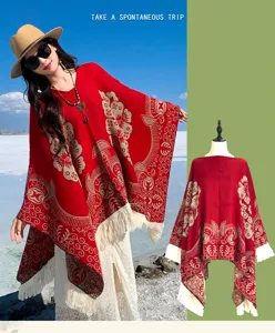 Detailansicht eines ethnischen roten Damen-Ponchos mit Quasten und Blumen-Jacquard