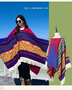 Ethno-Strickponcho mit Fransen an Model und Schaufensterpuppe für Reisen und Urlaub