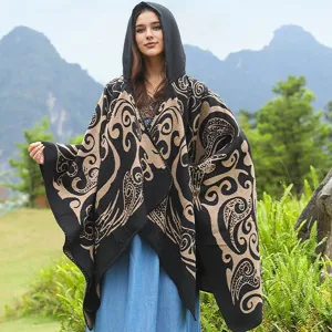 Gemütlicher Oversize Kapuzenponcho Schal mit Vintage Stammesmustern für Herbst und Winter