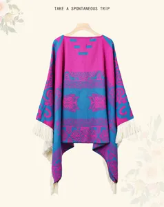 Detailansicht eines böhmischen Jacquard-Poncho-Schals mit Quasten und ethnischen Mustern