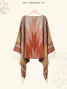 Detailansicht eines Ponchos im Ethno-Stil mit geometrischen Mustern und Fransen.