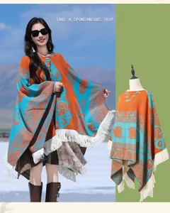 Ethno-Boho-Jacquard-Poncho-Schal mit weißen Quastenfransen in einer direkten Vergleichsansicht.