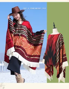 Roter Boho-Poncho mit Fransen an Model und Schaufensterpuppe für Outdoor-Ethno-Stil