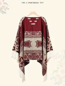 Detaillierte Ansicht des weinroten Ethno-Jacquard-Ponchos mit eleganten Fransenquasten
