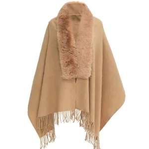 Châle camel chaud avec col en fausse fourrure de lapin et élégants détails de franges