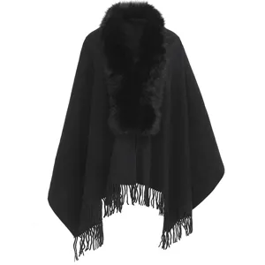 Vue détaillée du châle élégant en cachemire noir avec col en fausse fourrure peluche.