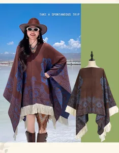 Elegantes Ethno-Jacquard-Pullover-Poncho mit Fransen-Details an Modell und Schneiderpuppe