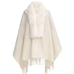 Détail du col en fausse fourrure luxueuse sur un châle en tricot blanc crème élégant