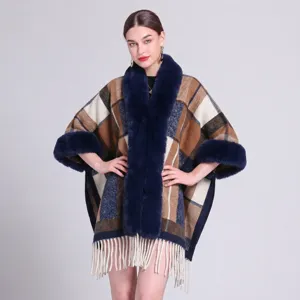 Eleganter Karo-Poncho mit Kunstfellkragen und Fransen, perfekt für Herbst/Winter.
