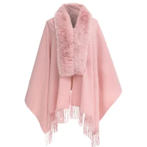 Gros plan sur un châle en tricot rose avec col en fausse fourrure et franges