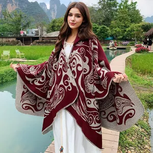 Eleganter burgunderroter Strick-Poncho mit grauen Ethno-Mustern für Herbst und Winter.