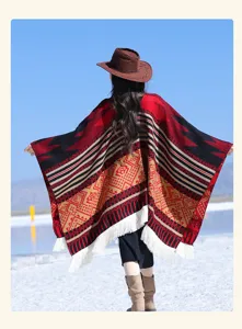 Rückenansicht eines farbenfrohen Ethno-Ponchos mit Quasten für Outdoor-Reisen