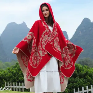 Detaillierte Außenansicht des eleganten Falls und Musters des roten Strickponchos mit Kapuze