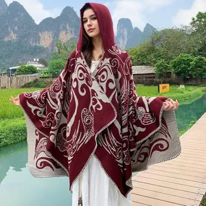 Detailaufnahme eines stilvollen Kapuzenponchos mit weinrotem Retromuster