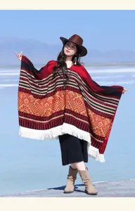 Eleganter Damen-Poncho im Ethno-Stil mit Fransen, warmer böhmischer Reiseumhang in Rot