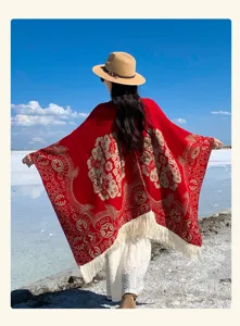 Roter Ethno-Poncho-Schal für Damen mit Quasten in einer malerischen Reiseumgebung