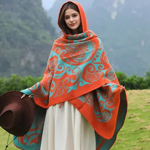 Detailansicht eines boho gemusterten Kapuzenschals in lebhaftem Orange und Türkis