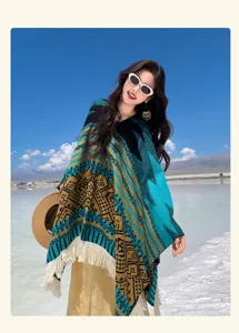 Ethnisch böhmischer Quasten-Poncho mit blaugrünen Mustern, getragen von einem Model im Freien