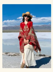 Boho Ethno-Jacquard-Poncho mit Fransen für Damen in einer malerischen Reiseumgebung