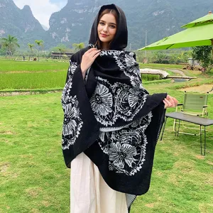 Gemütlicher Strick-Poncho mit Kapuze und Blumenmuster für Damen im Freien