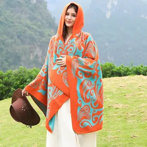 Detailansicht des leuchtend orange-blauen Paisley-Schals mit Kapuze für Damen.