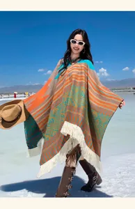 Boho-Poncho mit Fransen im Ethno-Stil, präsentiert von Model am malerischen Salzsee