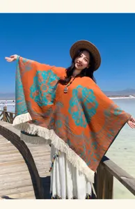 Bohemian-Poncho mit Ethno-Jacquard-Muster und Fransen, ideal für Reisen und Outdoor-Stil.