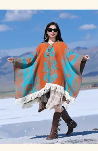 Detailansicht des bunten ethnischen Jacquard-Ponchos mit weißen Fransen am Caka-Salzsee