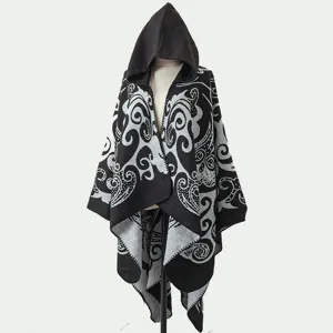 Damen Strick-Poncho mit Kapuze und eleganten schwarz-weißen Schnörkelmustern für Herbst.