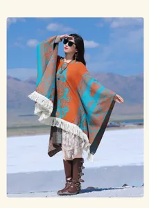 Stilvoller Boho-Jacquard-Poncho-Schal mit weißen Fransen für Outdoor-Reisen von Damen