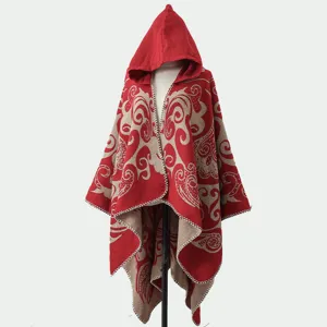Detailansicht eines modischen roten Kapuzenponchos mit eleganten beigen Paisley-Mustern