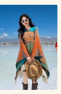 Detailansicht eines ethnischen Quasten-Ponchos mit geometrischem Muster am Model