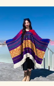 Detailansicht eines Damen-Ponchos im Ethno-Stil für Reisen und Landschaftsfotografie