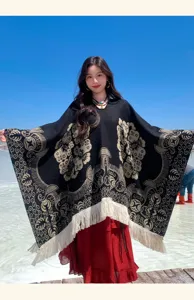 Ethno-Jacquard-Poncho mit weißen Fransen in einer Outdoor-Reiseumgebung