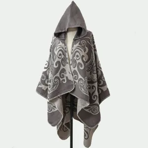 Vollansicht eines stilvollen Strickponchos mit Kapuze und grau-beigem Jacquardmuster