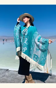 Bohemian Ethno-Poncho-Schal mit Jacquard-Muster und Quasten, am Salzsee präsentiert