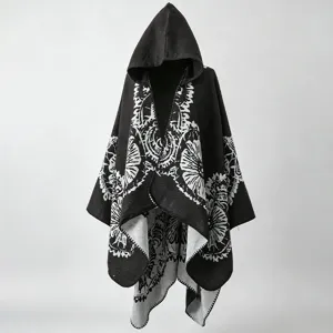 Detailansicht eines Strickponchos mit Kapuze und schwarz-weißen ethnischen Blumenmustern