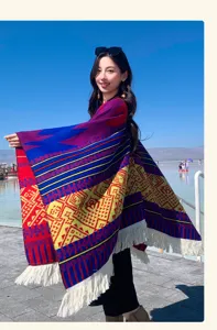 Detailansicht eines bunten Ponchos im Ethno-Stil mit Quasten für modische Outdoor-Reisen