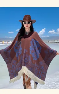 Bohemian Strick-Poncho mit blauen Jacquard-Mustern und Fransen am Salzsee