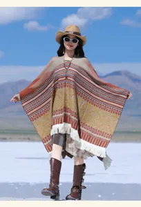 Vollansicht der Damen-Poncho-Cape im Ethno-Stil mit Fransen vor Outdoor-Hintergrund