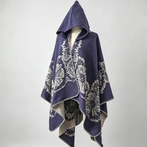 Detaillierte Ansicht eines marineblauen Strickponchos mit Kapuze und Blumenmustern