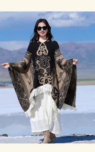 Eleganter ethnischer böhmischer Jacquard-Poncho-Schal mit Fransen für Reisen und Fotografie