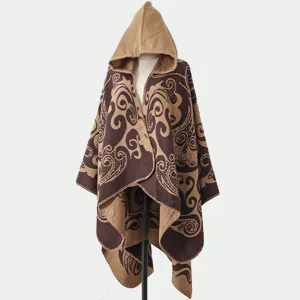 Detailansicht eines stilvollen Ponchos mit Kapuze und Vintage-Muster auf einem Mannequin