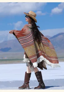 Ethno-Strickponcho mit Fransen und geometrischen Mustern für Reisen im Freien.