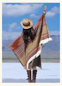 Rückansicht eines Bohème-Ponchos mit Fransen für Reisen in der freien Natur