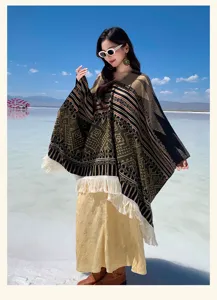 Ethnischer Strick-Poncho im Boho-Stil mit weißen Quasten und geometrischen Stammesmustern
