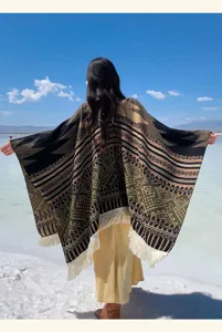 Rückansicht eines böhmischen ethnischen Quasten-Schal-Ponchos in schöner Reiseszenerie